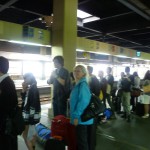 Warten auf den Zug, ordentlich angestellt